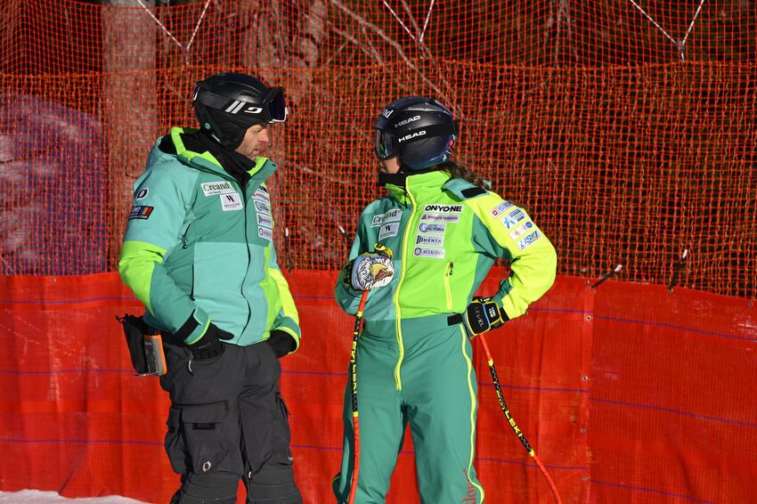 Cande Moreno amb el seu entrenador. L'esquiadora de la FAE dona per tancada la temporada per la lesió que arrossega al genoll.