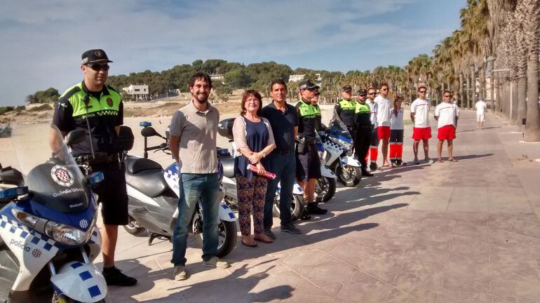 Agents de la Guàrdia Urbana tarragonina i personal de la Creu Roja acompanyats pels regidors en funcions Carme Crespo i Carles Castillo.