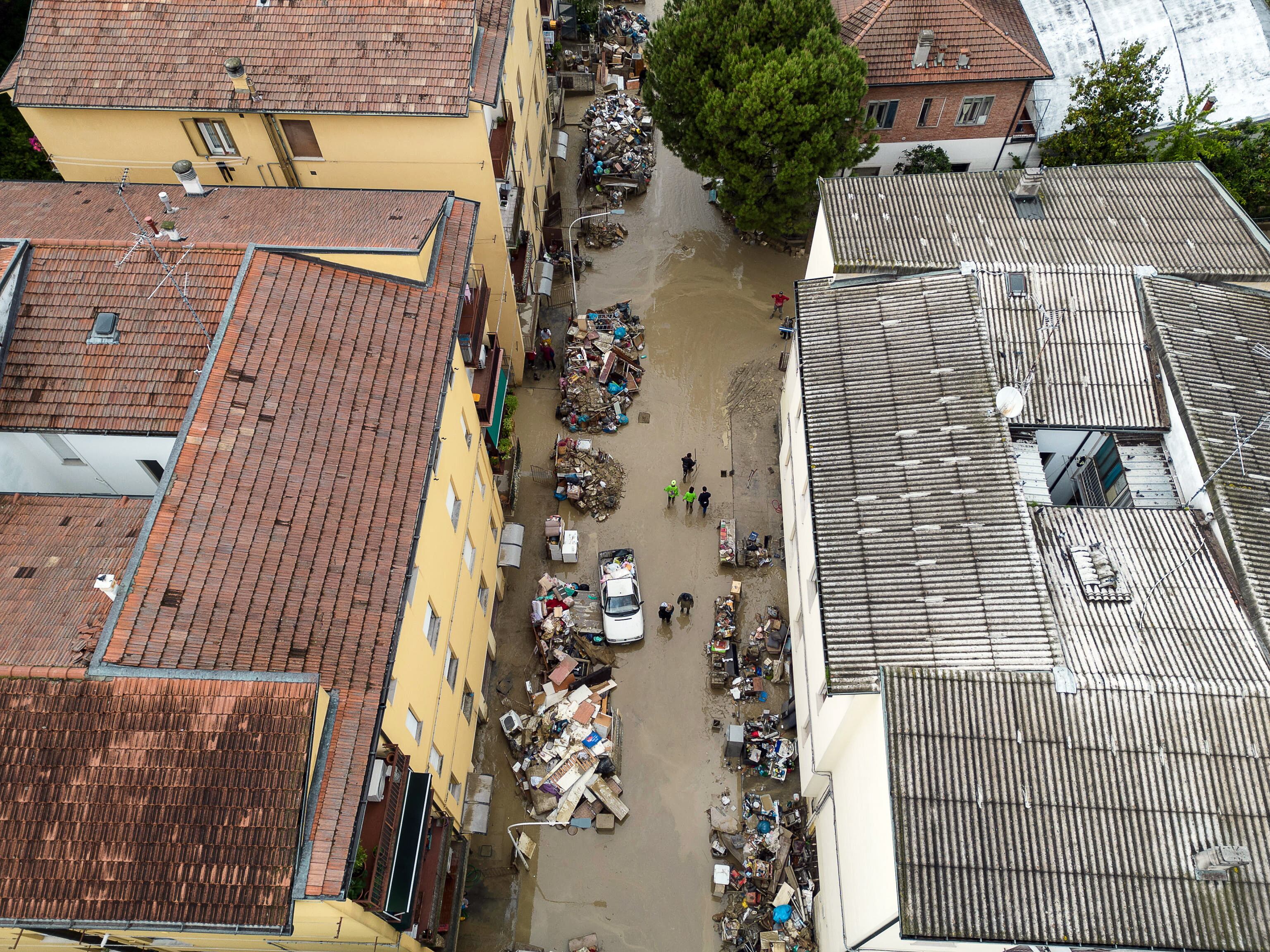 Los vecinos de Faenza limpian sus hogares después de las inundaciones 