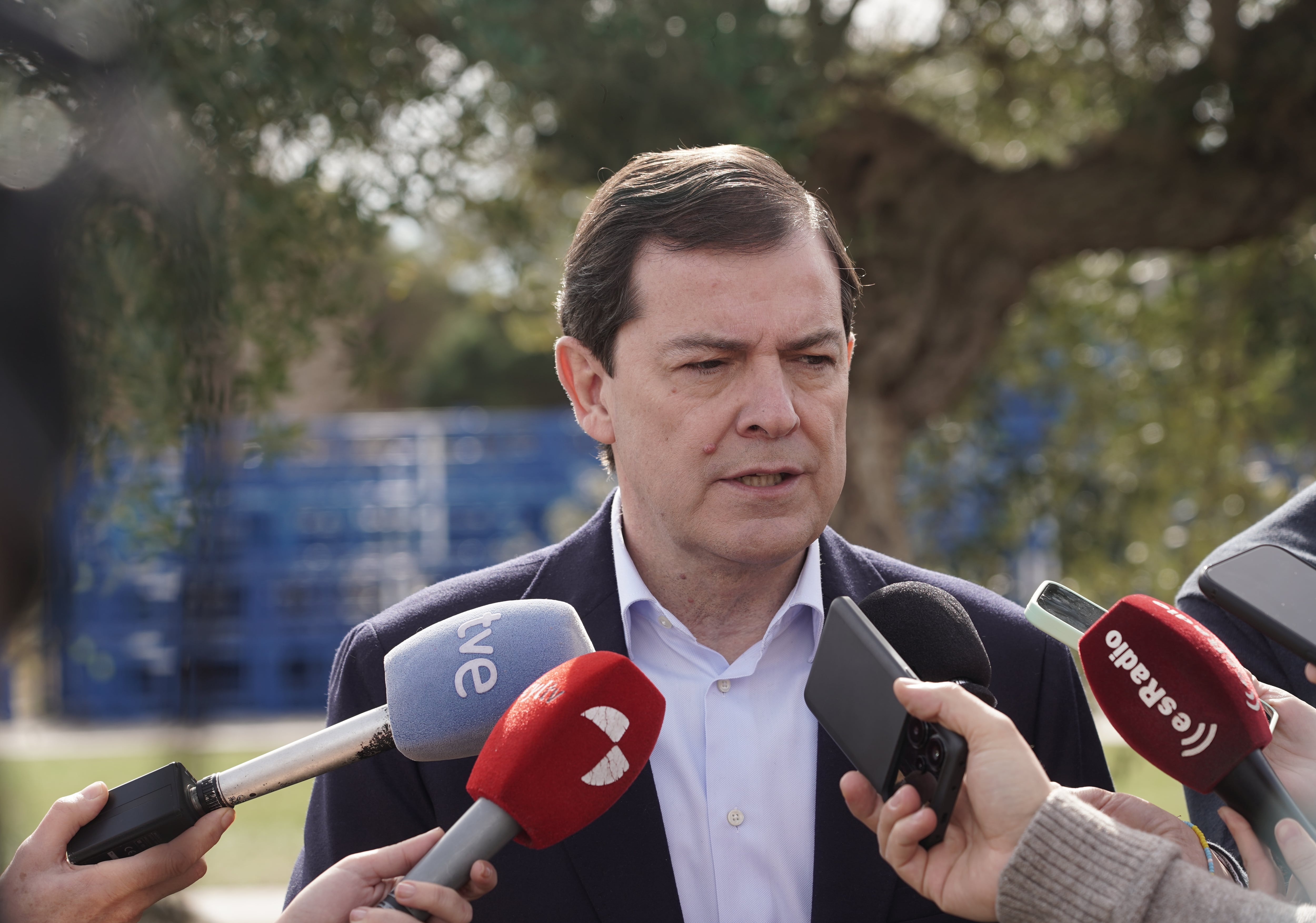 El candidato a la reelección como presidente de la Junta de Castilla y León por el Partido Popular, Alfonso Fernández Mañueco, durante su visita a Tordesillas (Valladolid)