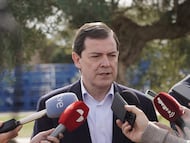 El candidato a la reelección como presidente de la Junta de Castilla y León por el Partido Popular, Alfonso Fernández Mañueco, durante su visita a Tordesillas (Valladolid)