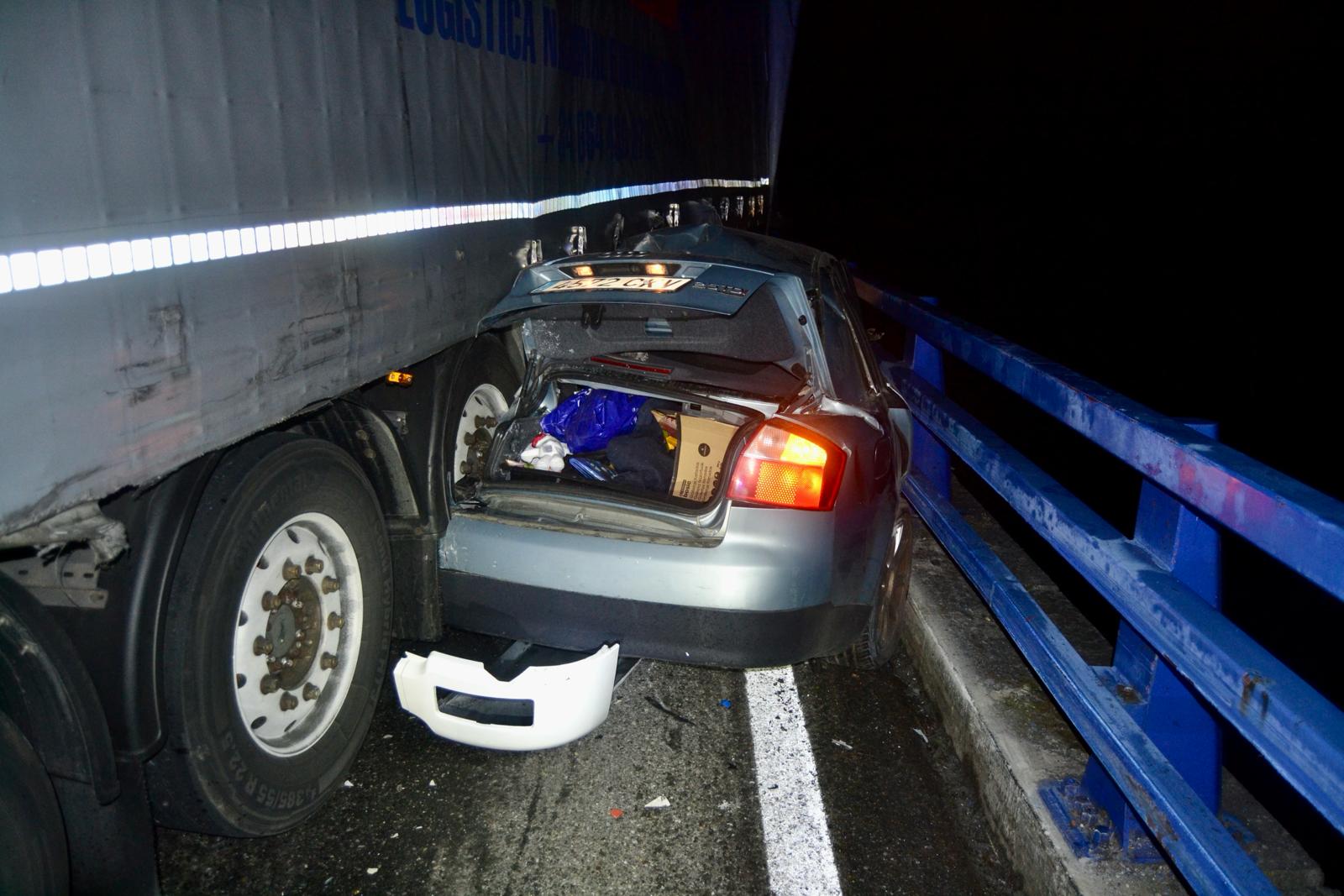 Resultado del accidente en el que un camión chocó contra el coche, detenido en el carril de deceleración por avería