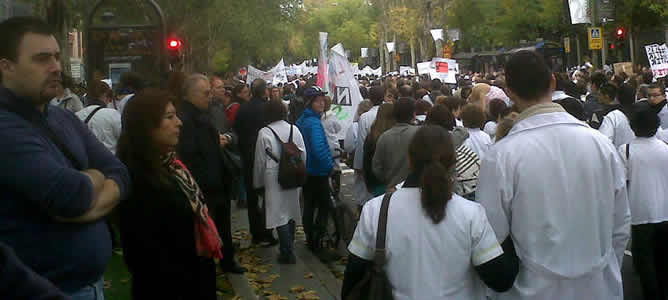 Trabajadores y usuarios del sistema sanitario de Madrid han caminado por las calles de la capital en cuatro brazos diferentes