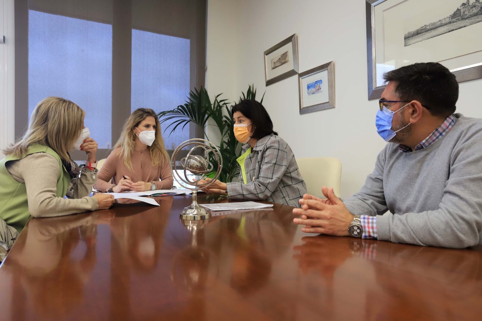 Reunión de Ana Mestre con la presidenta de Autismo de Cádiz