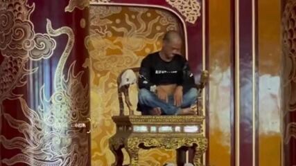Un hombre sentado sobre el trono de la dinastía Nguyễn, ubicado en el palacio Thái Hòa, en Vietnam, considerado Tesoro Nacional desde 2015. MINISTERIO DE CULTURA, DEPORTES Y TURISMO.