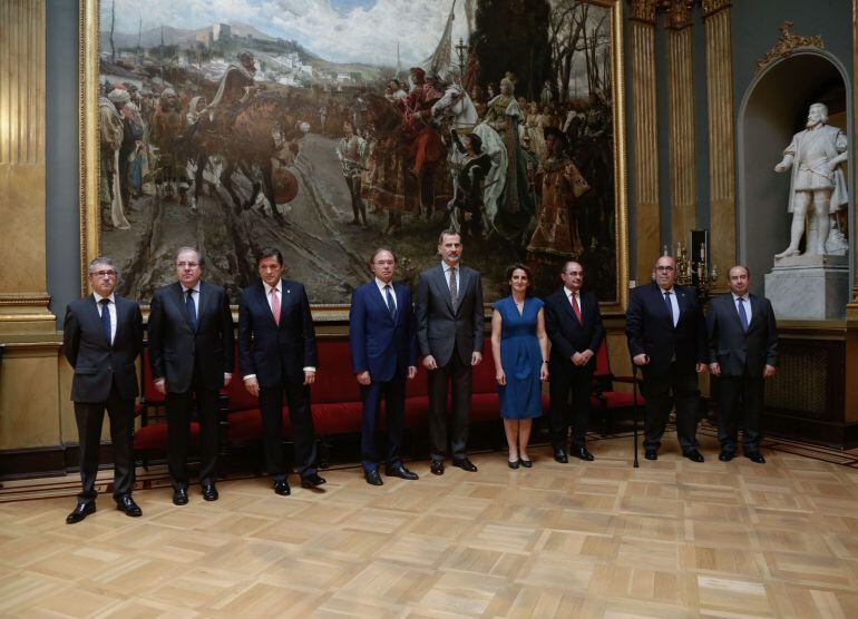 Foto de familia de las autoridades asistentes al acto celebrado en el Senado, con el Rey en el centro.