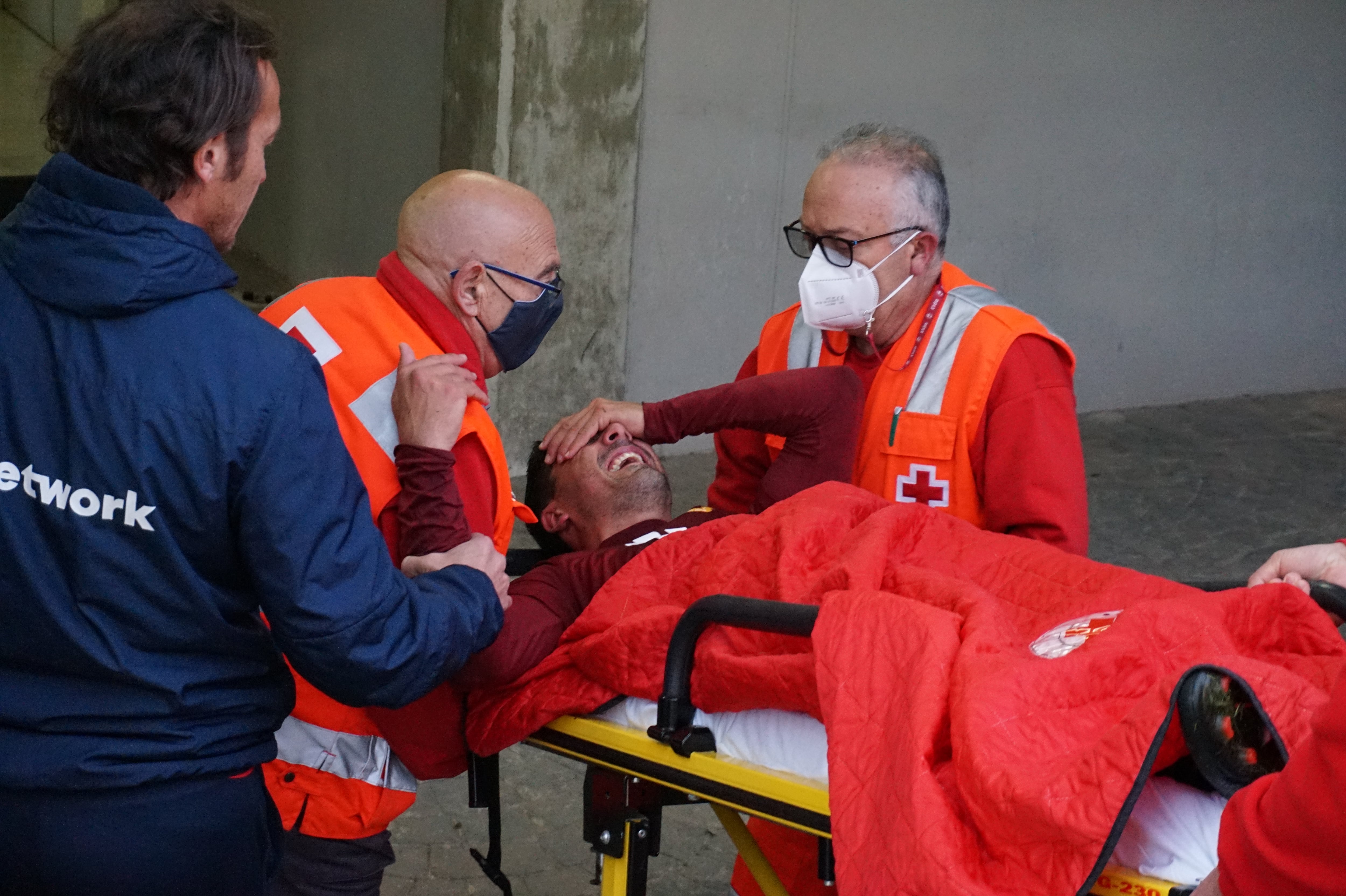 Iván Forte tuvo que ser retirado en camilla con evidentes gestos de dolor