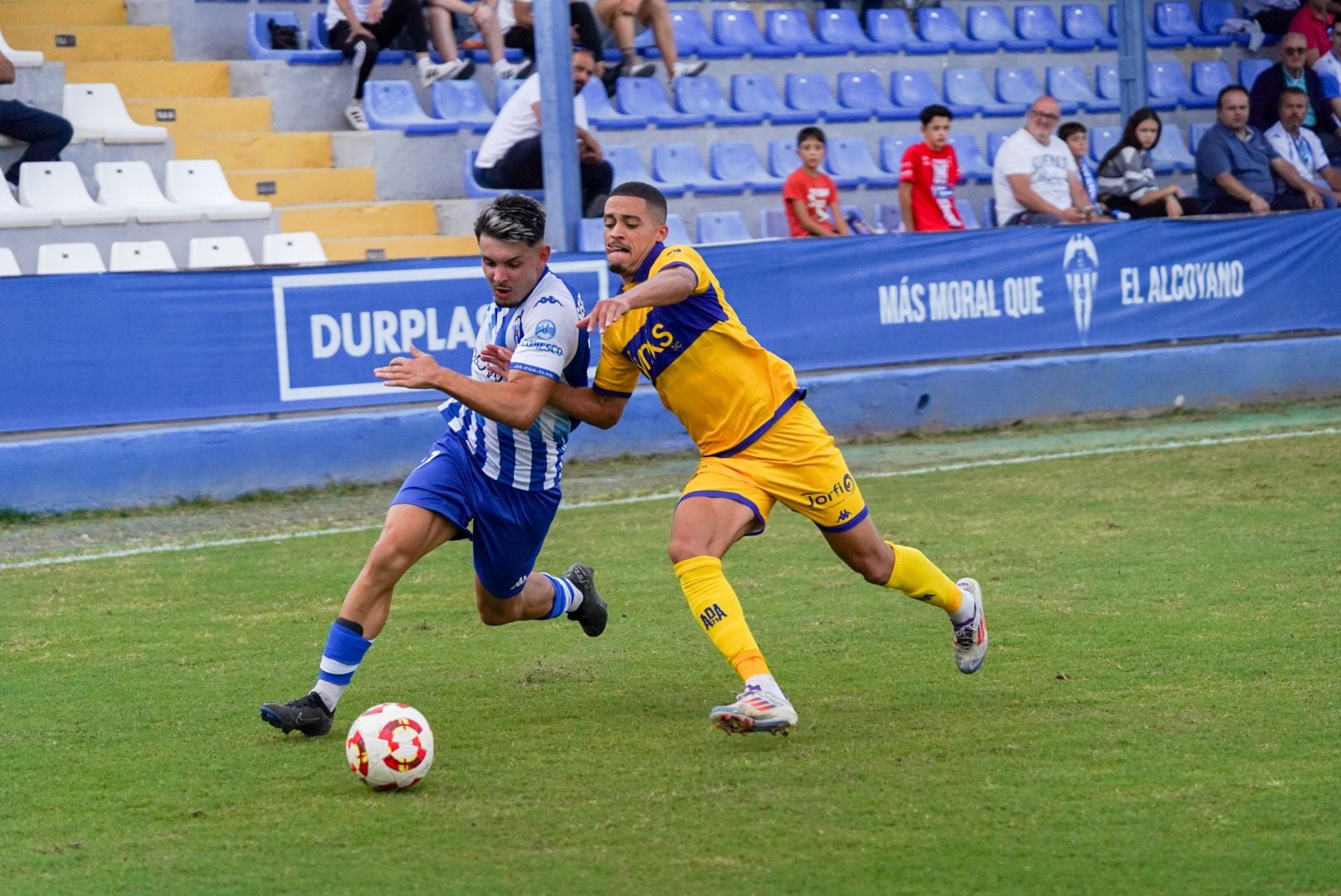 Jugada de Sergi López ante un jugador del Alcorcón en el Campo Municipal El Collao Gestaser