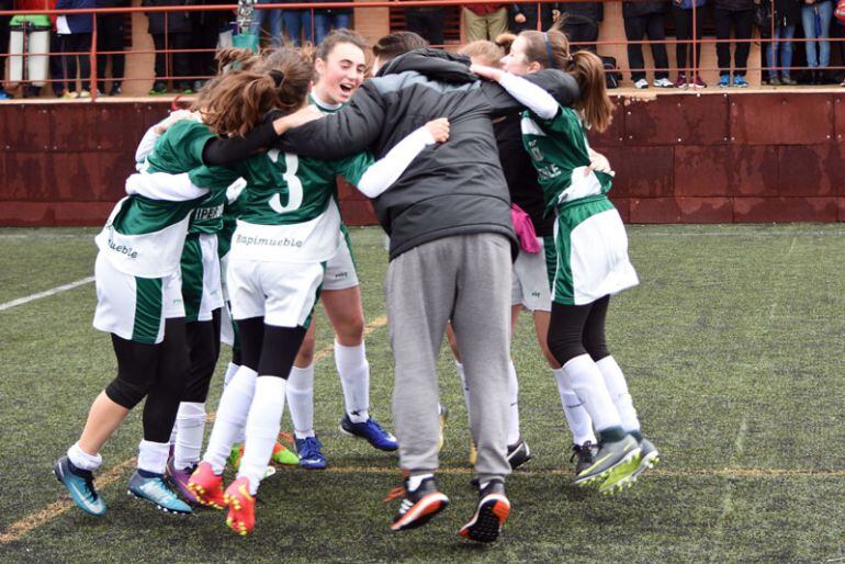 El Úbeda Viva Infantil femenino celebra el campeonato de liga