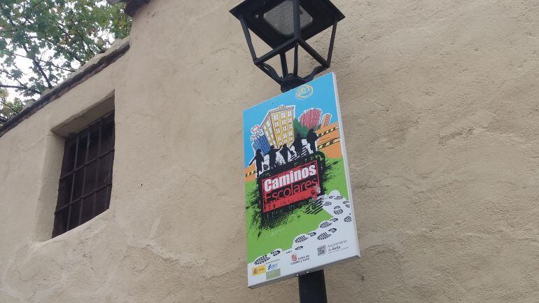 Uno de los carteles que marcaban el itinerario a los escolares