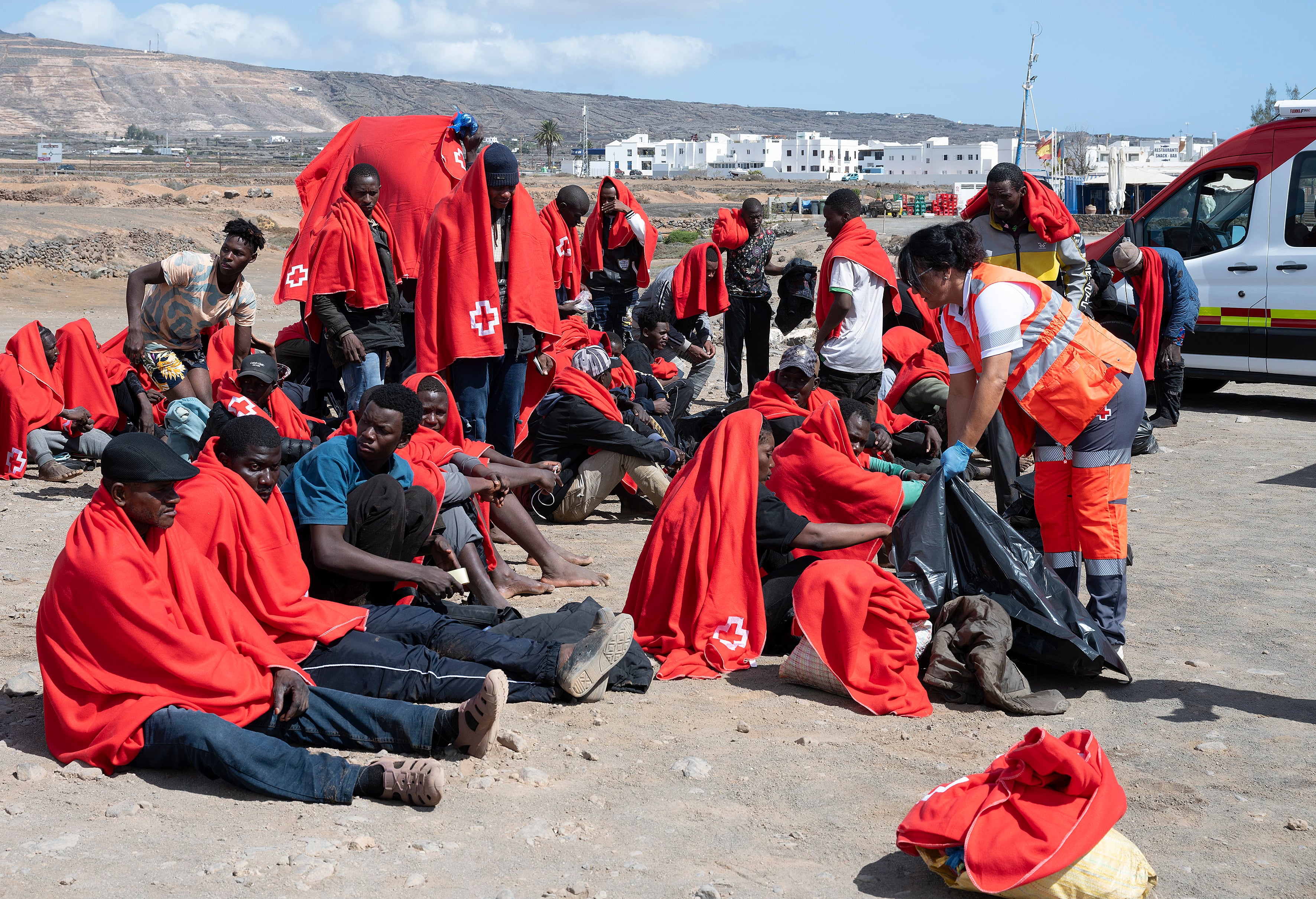 Setenta y tres personas de origen subsahariano, entre ellas cuatro mujeres y un niño, han llegado este miércoles en una neumática a la playa de la Garita, situada en el pueblo de Arrieta, en el norte de Lanzarote.