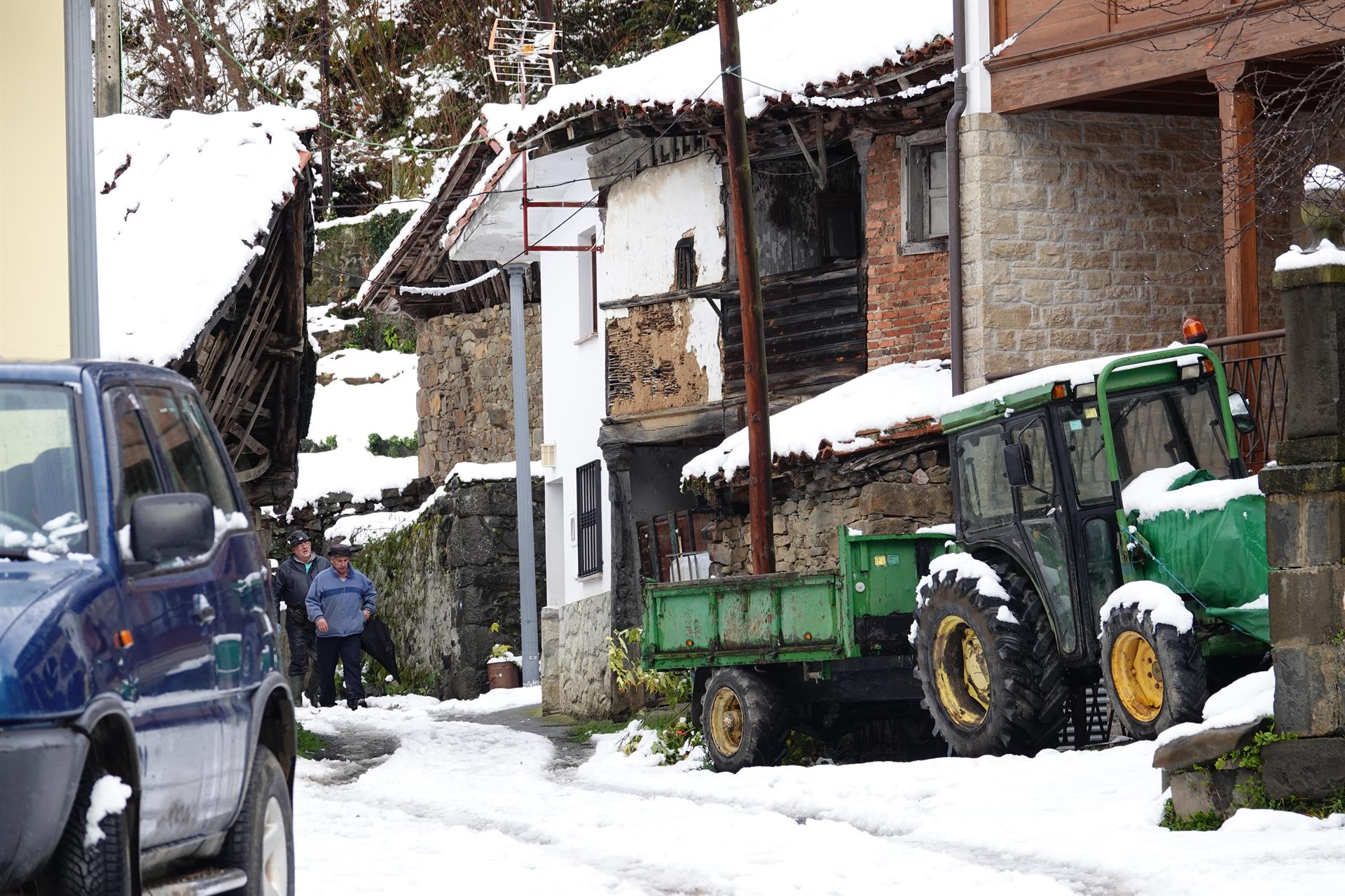 Una carretera cubierta de nieve, a 18 de enero de 2023, en San Juan de Beleño, Ponga, Asturias (España).