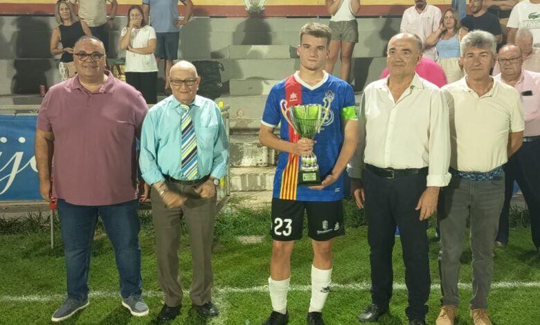 La UD Socuéllamos recibe en Villarrobledo el trofeo Aniceto Bello Tete