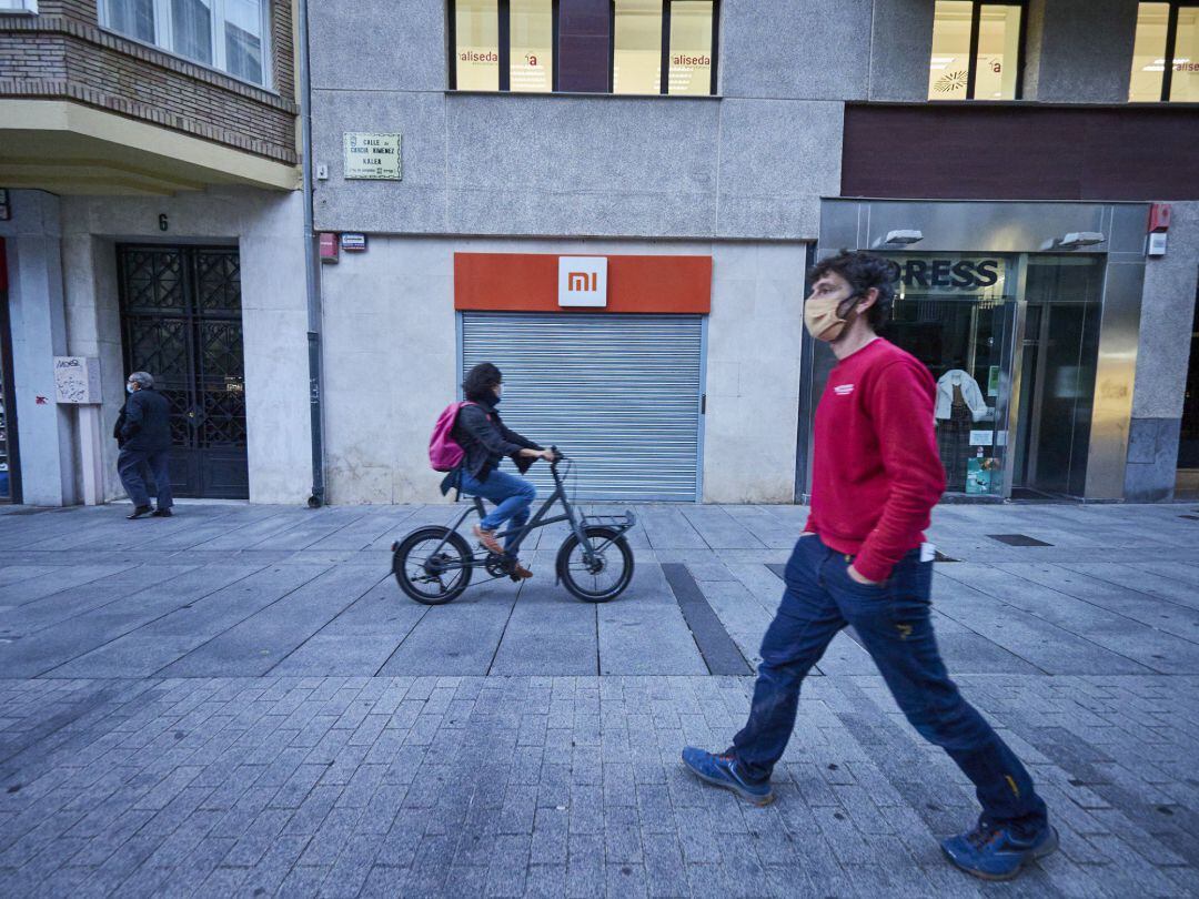 Varias personas pasean por Pamplona 