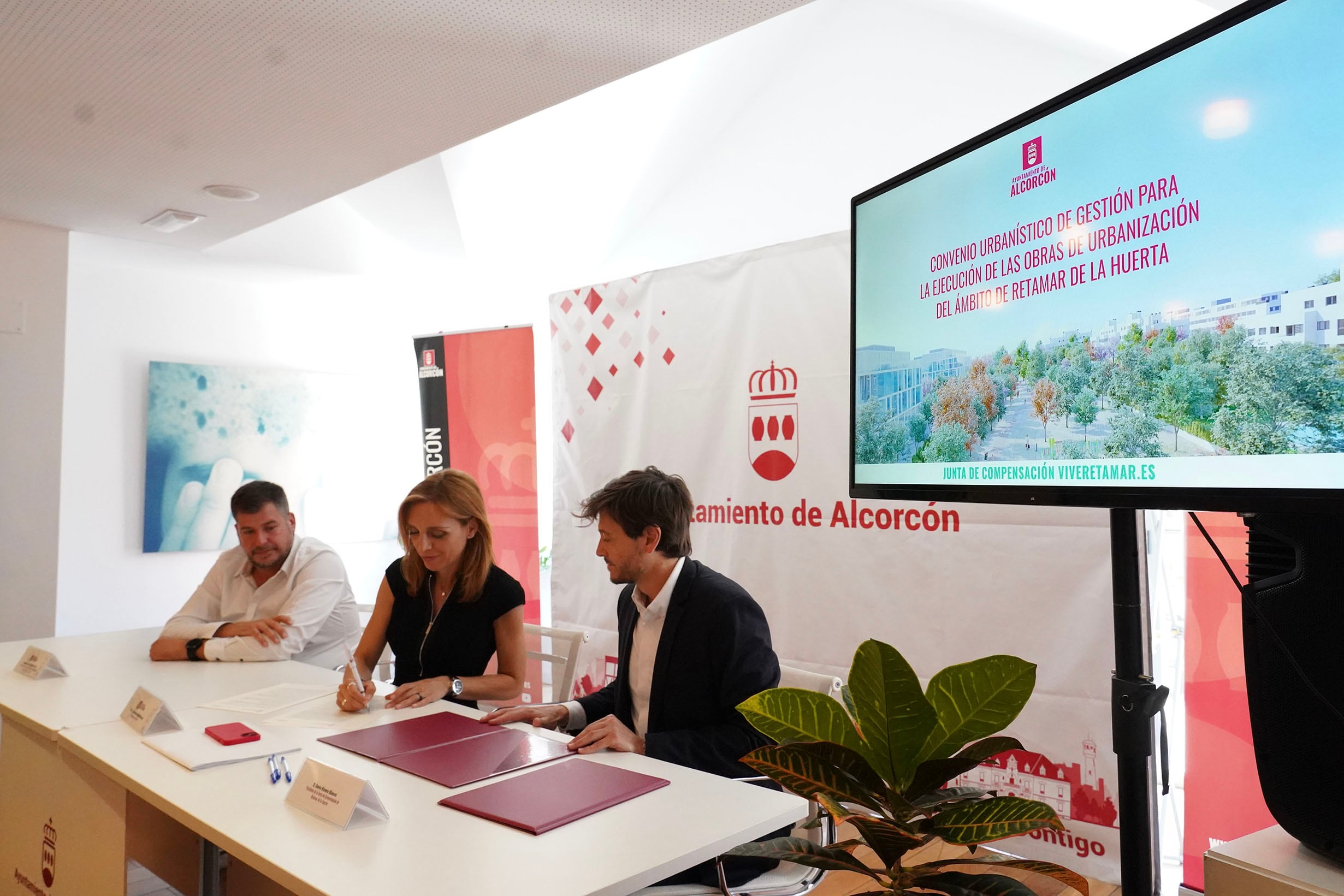 La alcaldesa de Alcorcón, Candelaria Testa, firmando el convenio con la Junta de Compensación de Retamar de la Huerta