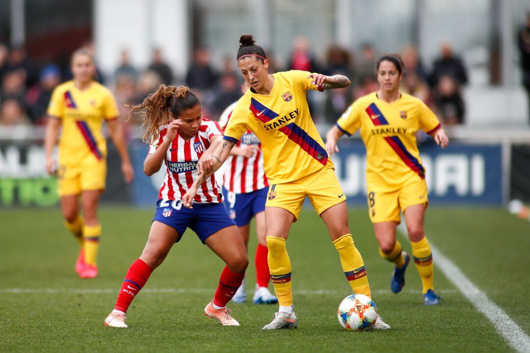 Las jugadoras del Atlético de Madrid y el FC Barcelona, en un partido de la Primera Iberdrola.