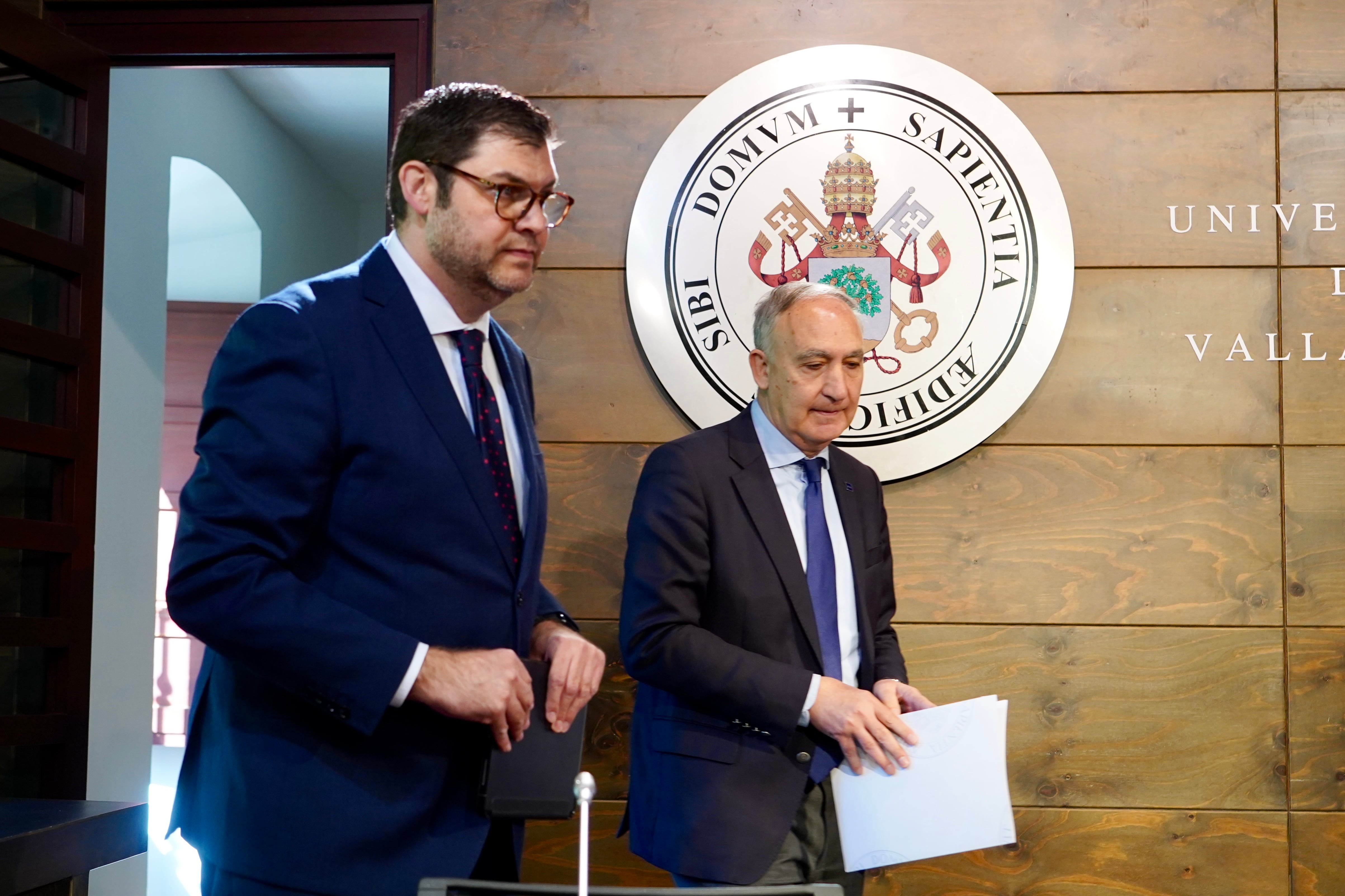 El rector de la Universidad de Valladolid, Antonio Largo, y el director de Recursos Humanos para España y Europa de la compañía Horse, Francisco Arranz, firman el convenio por el que se crea la Cátedra Horse Powertrain para la transferencia de conocimiento y la innovación.