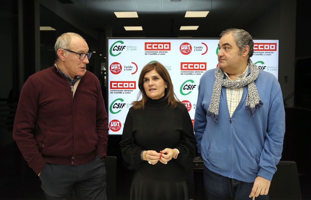 (I a D) Carlos Julio López (CCOO), Raquel Fernández (CSIF) y Tomás Pérez (UGT), analizan la negociación con la Junta de Castilla y León en el nuevo año y los asuntos pendientes: 35 horas, fondos adicionales, carrera profesional