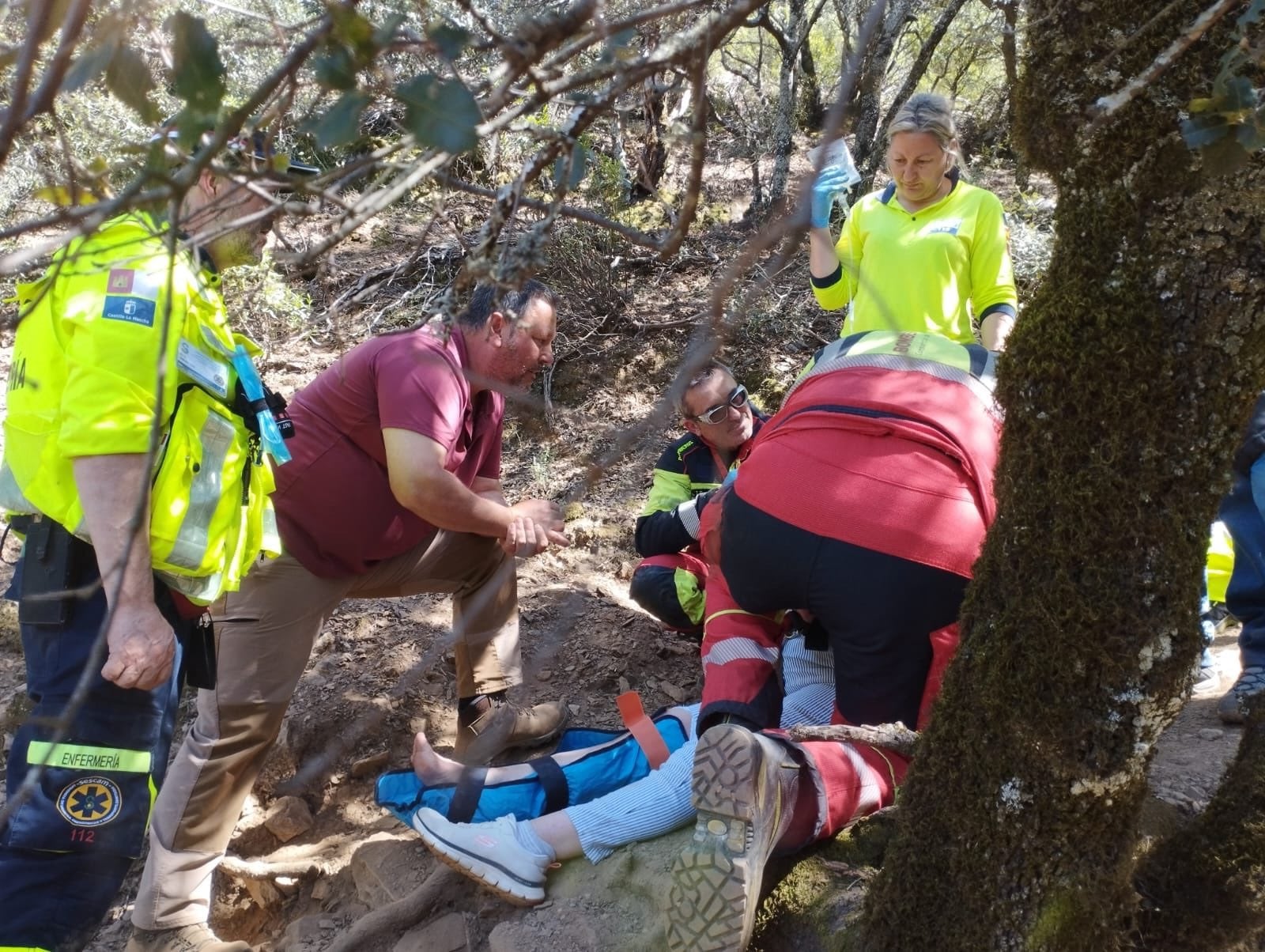 Trabajos de rescate de una mujer en la ruta de Los Chorros en Los Navalucillos (Toledo)