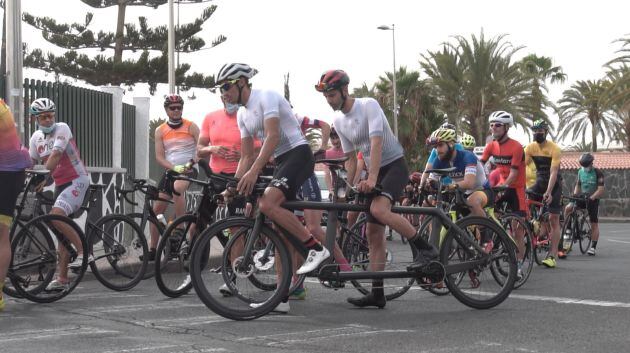 Héctor Catalá y Gustavo Rodríguez, a punto de efectura la salida en bicicleta