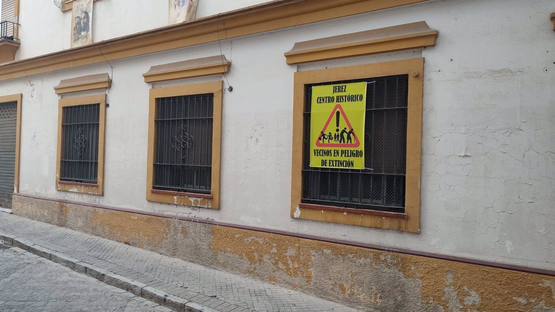 Una de las pancartas colocadas en el centro de Jerez en señal de protesta