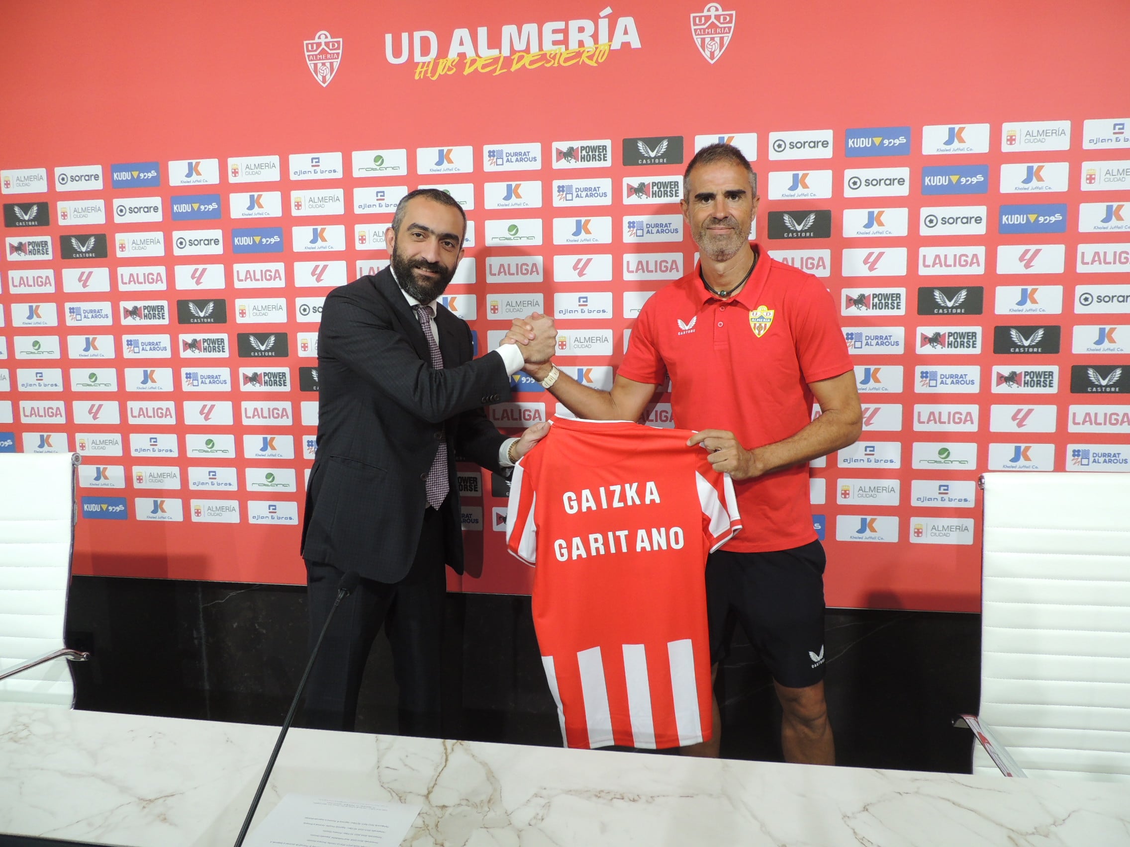 Mohamed El Assy dando la bienvenida a Gaizka Garitano.