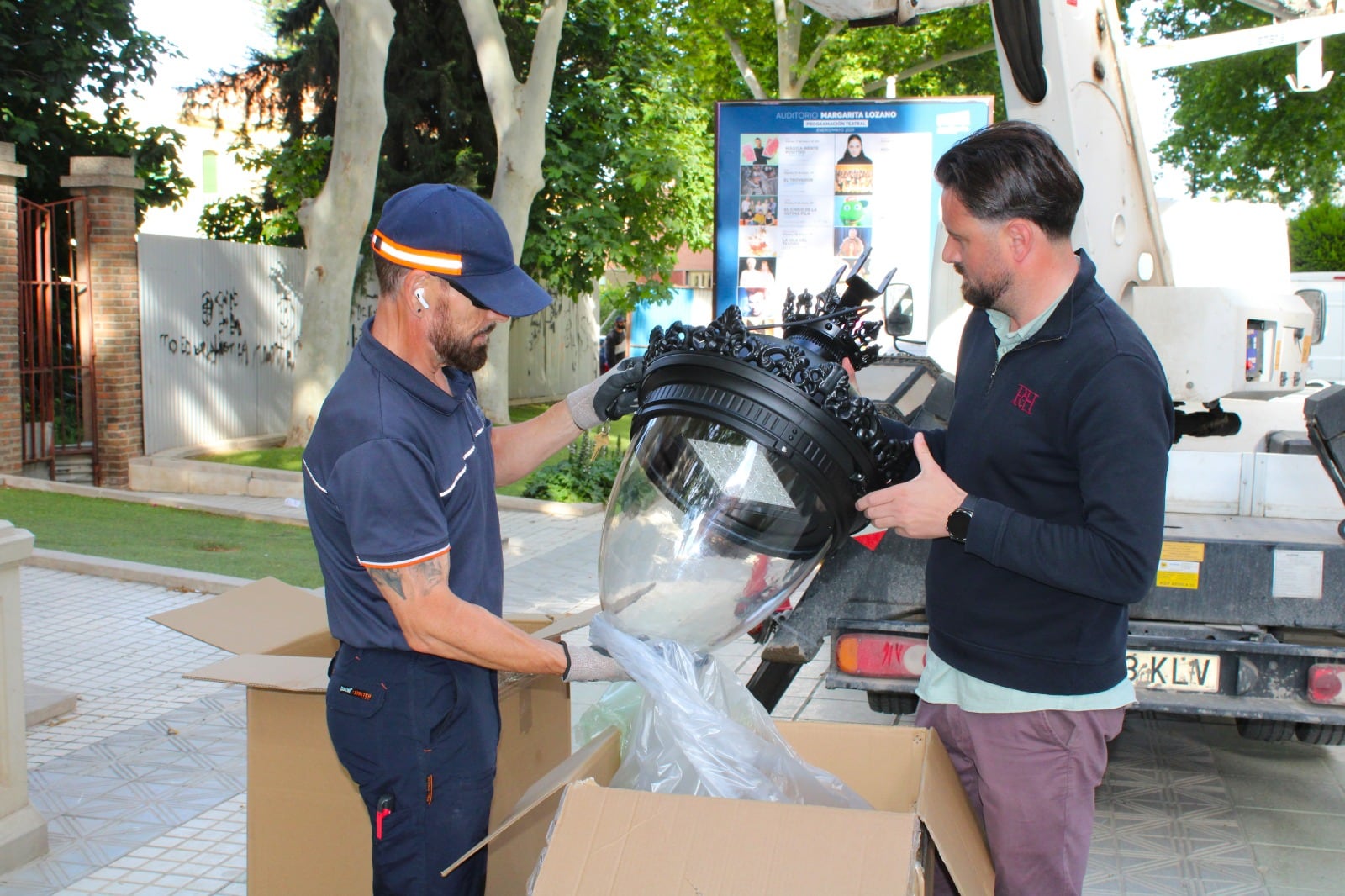 El concejal, Antonio David Sánchez, supervisa la nueva iluminación de Las Columnas