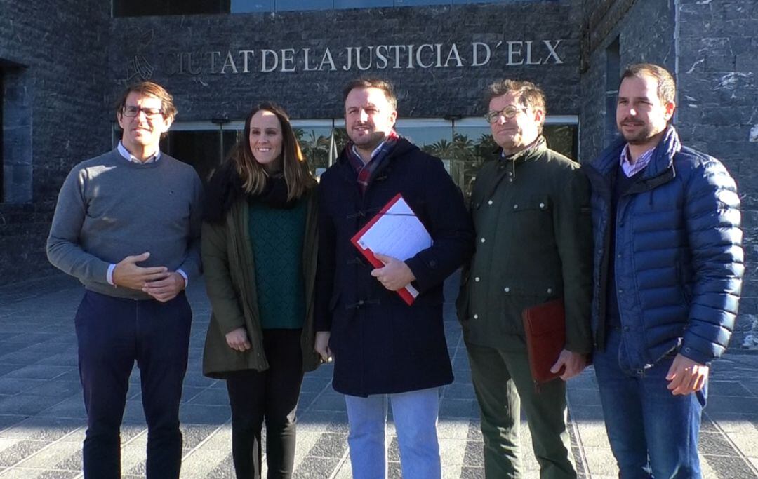Pablo Ruz junto a varios concejales en el Palacio de Justicia