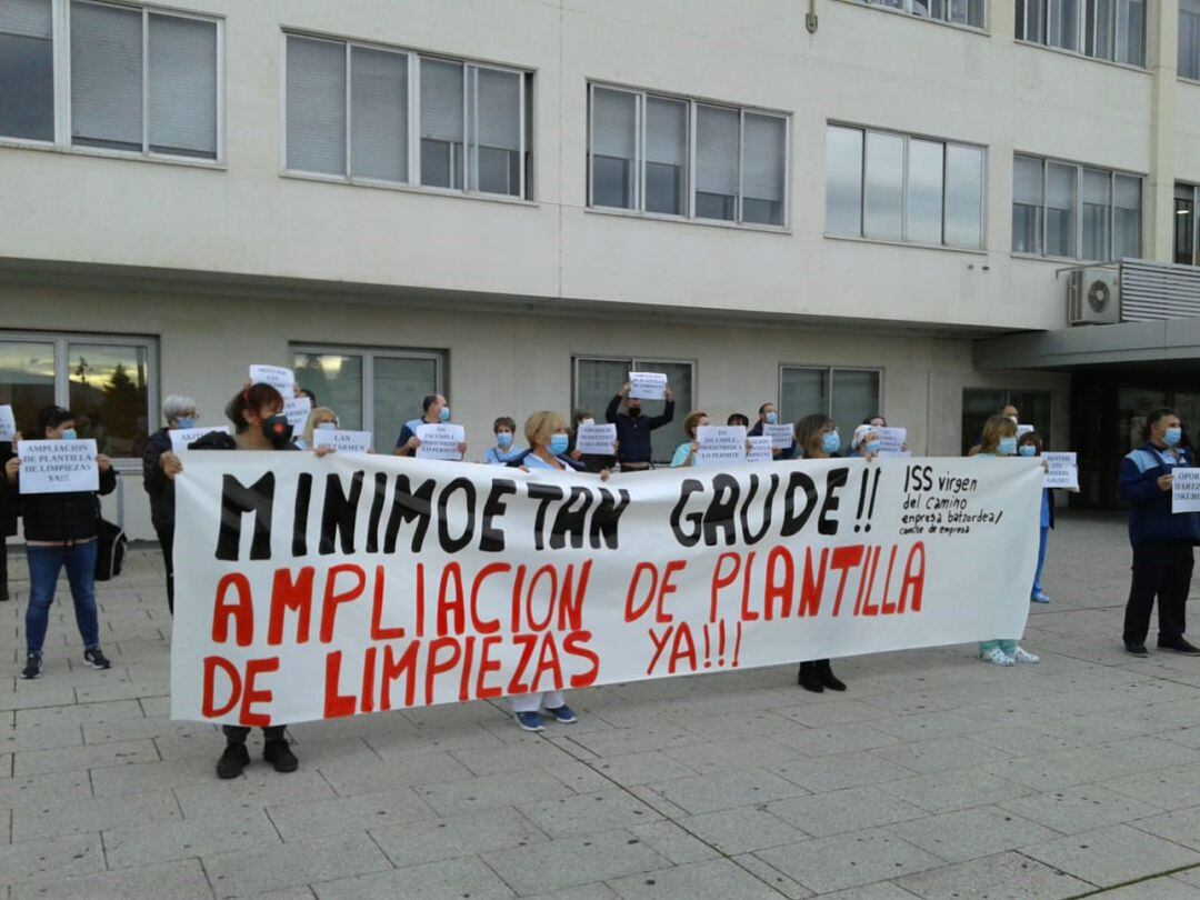 En Pamplona, concentración de trabajadores de la empresa de limpiezas ISS que trabaja en el Hospital Virgen del Camino de Pamplona