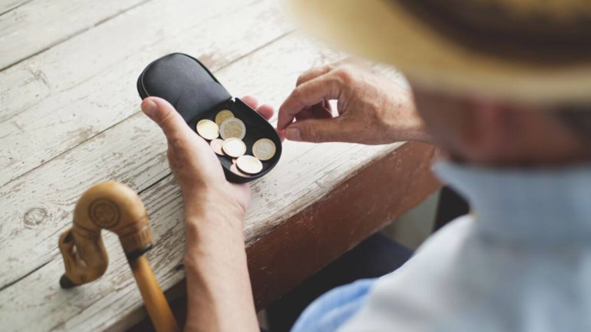 Los pensionistas rompen las cartas de la Seguridad Social en protesta por una 'subida de mierda'