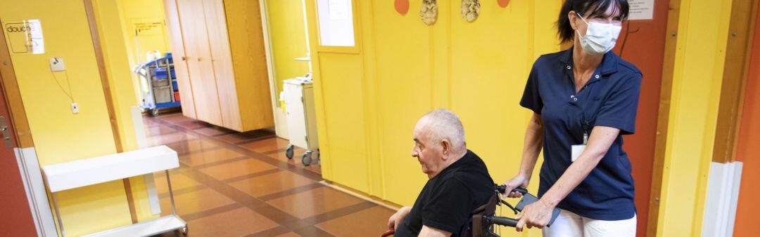 Trabajadora y usuario en una residencia de ancianos