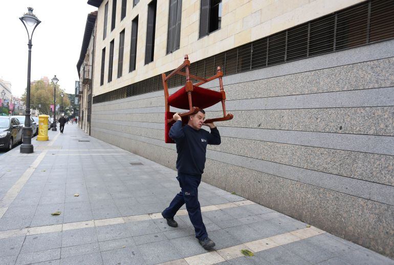 Trasladan una silla a los juzgados de Valladolid