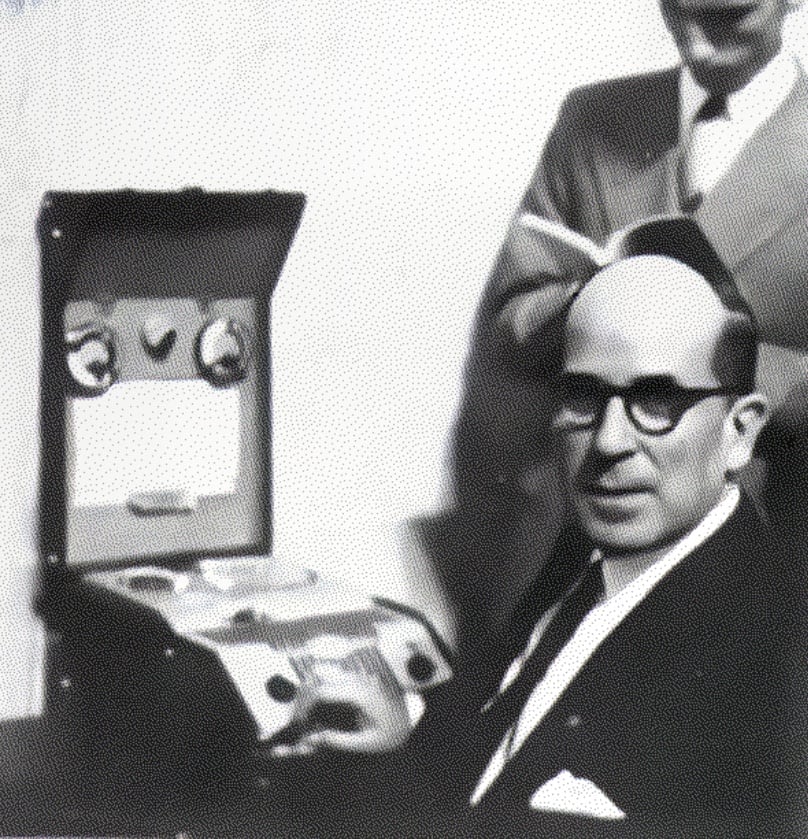 Francisco González Quero junto al primer magnetófono que llegó a Jaén y fue adquirido por la emisora.