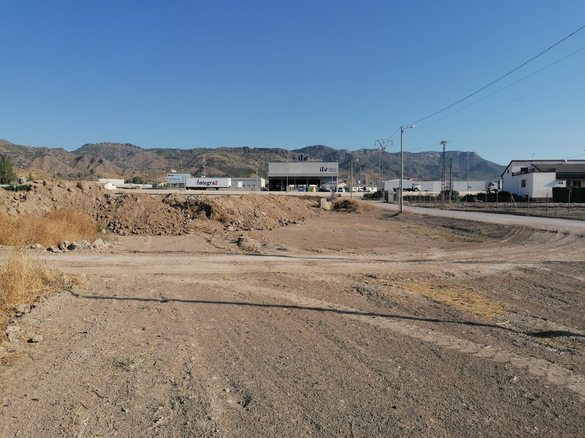 Más de una decena de viviendas ya están afectadas por el desagüe de las aguas pluviales del polígono de La Hoya, según denuncia IU-V