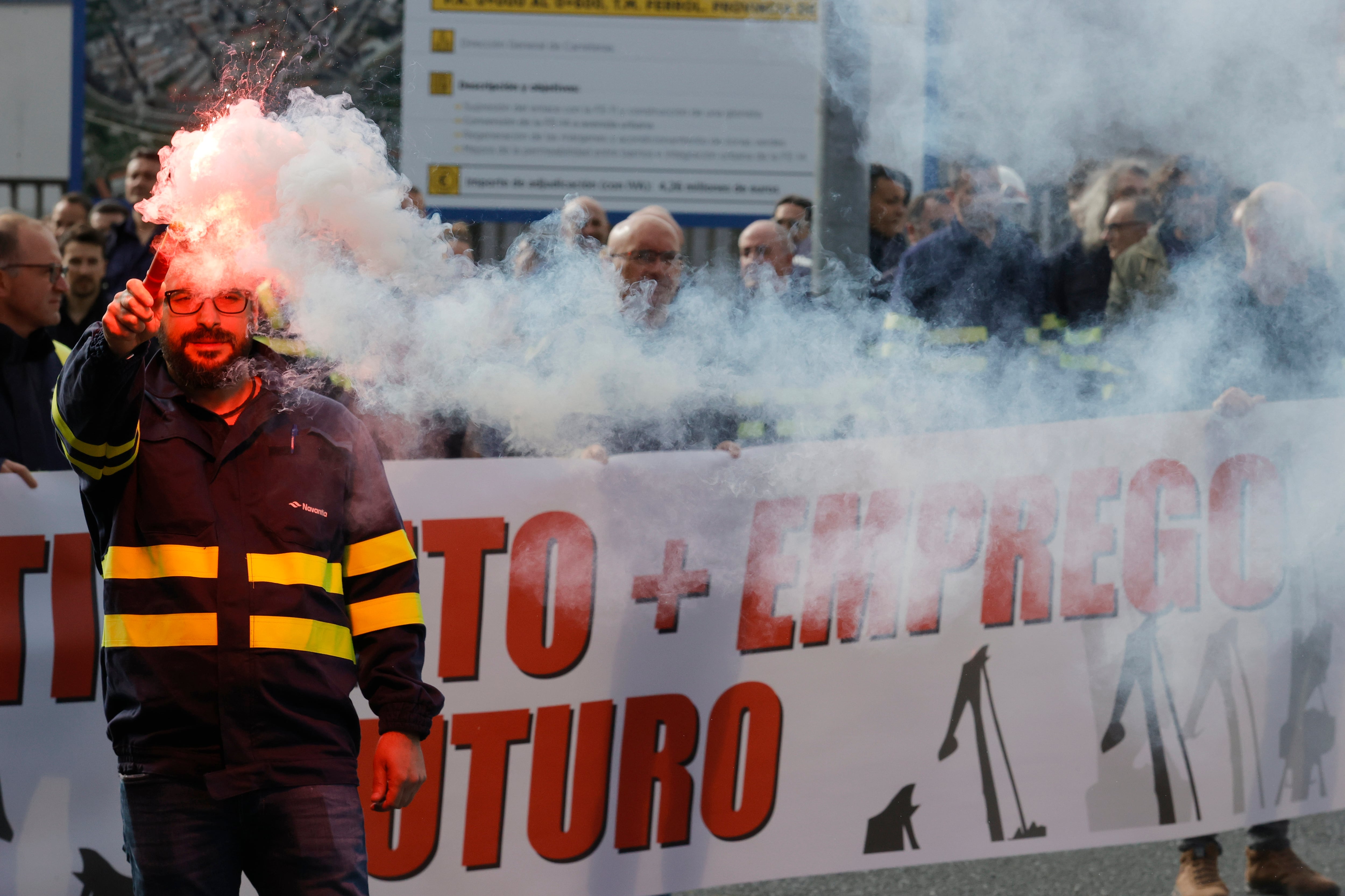 Trabajadores de Navantia se movilizan en Ferrol en demanda de avances en la negociación de su nuevo Plan Industrial. EFE/ kiko delgado