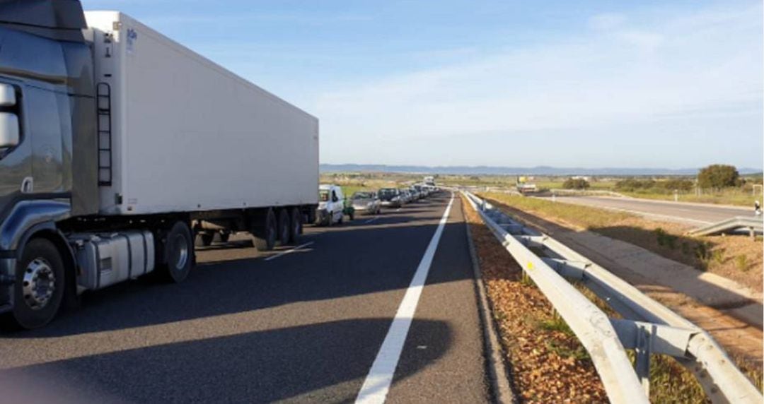 Imagen de la caravana que se ha formado a primera hora de la mañana, tras el accidente