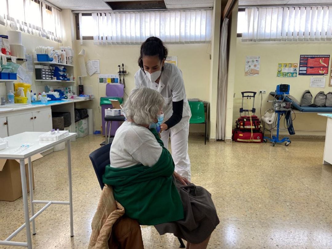 Una mujer de 94 años recibe la primera dosis de la vacuna de Pfizer en el centro de salud de Son Ferriol