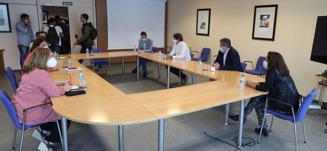 El alcalde de Parla, Ramón Jurado Rodríguez (2d), el alcalde de Fuenlabrada, Javier Ayala (3d), el alcalde de Pinto, Diego Ortiz (3i), la alcaldesa de Getafe, Sara Hernández (2i) y la alcadesa de Alcorcón, Natalia de Andrés (i) durante la reunión con los alcades de siete municipios del sur de la región (Fuenlabrada, Getafe, Leganés, Alcorcón, Móstoles, Parla y Arroyomolinos) celebrada este jueves en Fuenlabrada, Madrid, para poner en común políticas frente a la pandemia