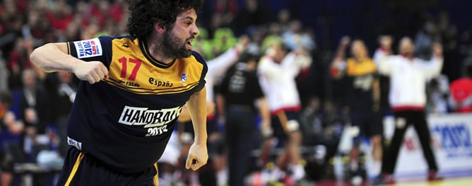 El jugador de la selección española Antonio García celebra un tanto contra Dinamarca durante la semifinal del Campeonato de Europa de balonmano jugada en Belgrado