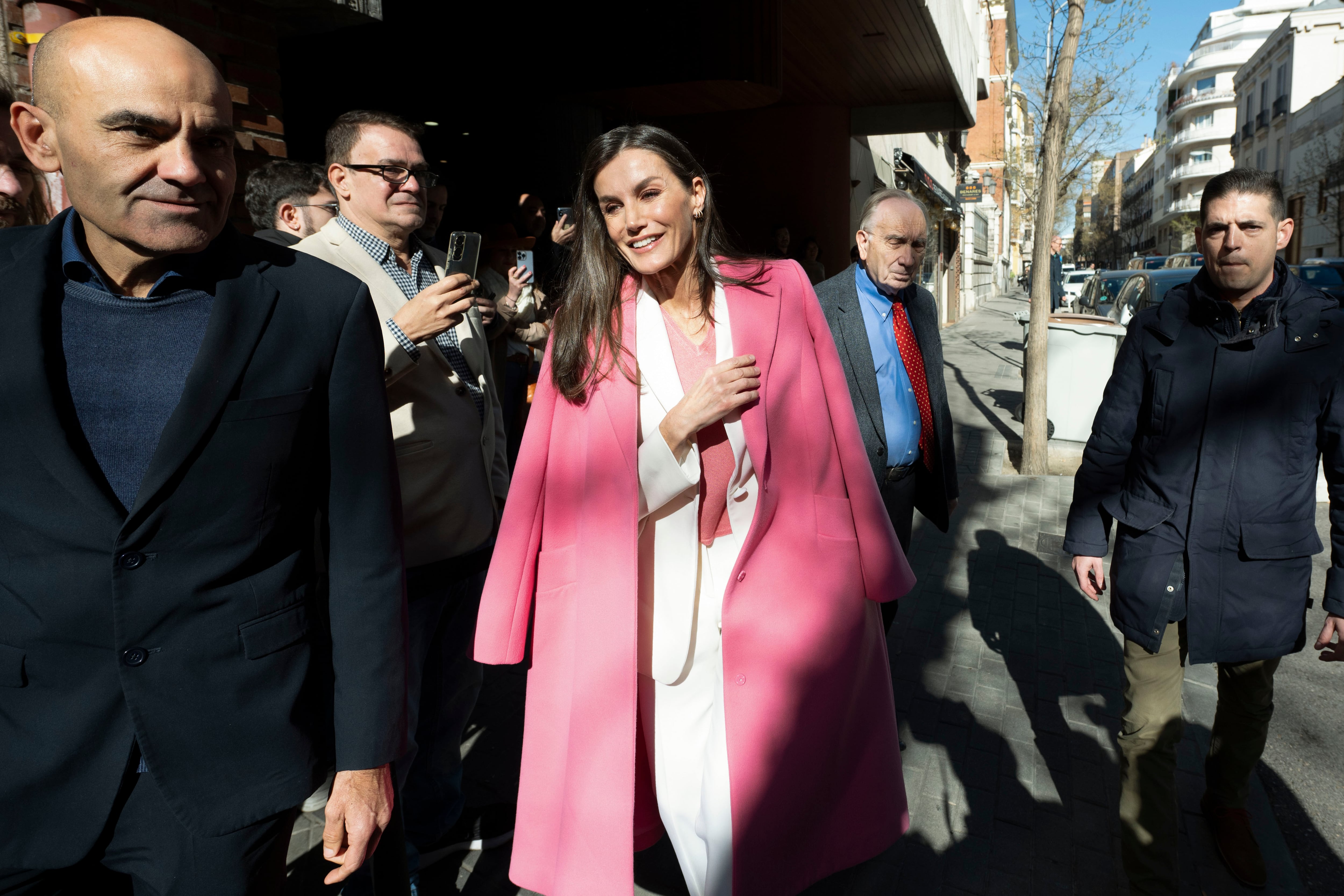 MADRID, 02/02/2024.- La reina Letizia sonríe a su llegada al debate sobre la industria del cine en el que participan los cineastas Martin Scorsese y Rodrigo Cortés, este viernes en Madrid. EFE/ Fernando Villar
