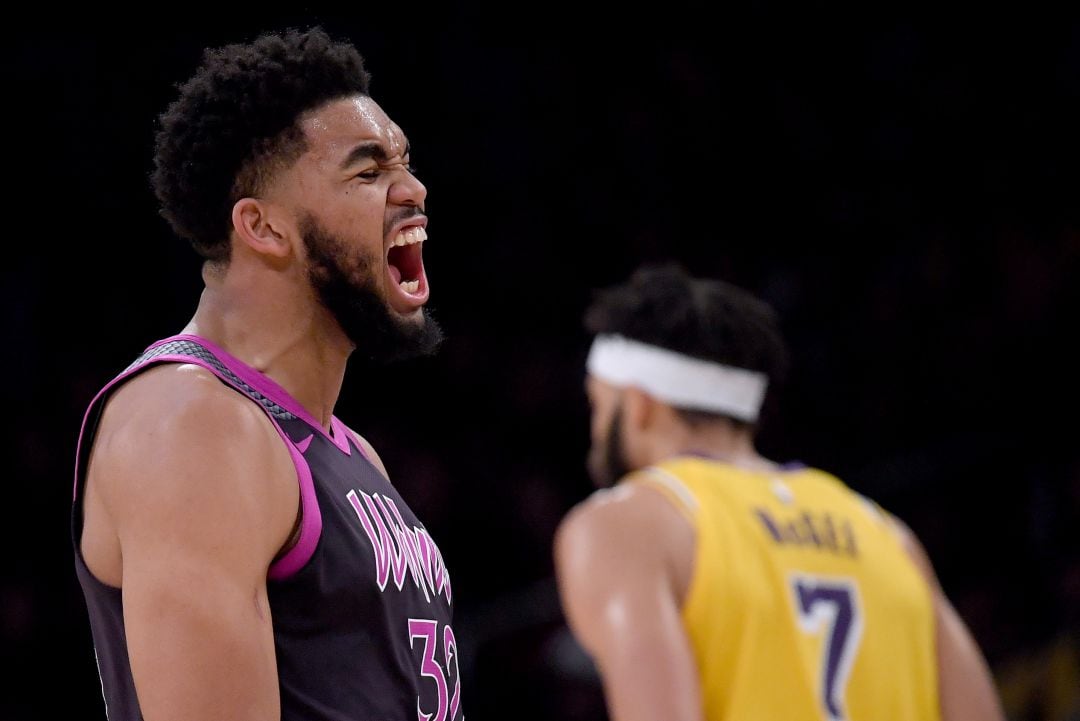 Karl-Anthony Towns durante un partido entre Minnesota Timberwolves y Los Angeles Lakers. 