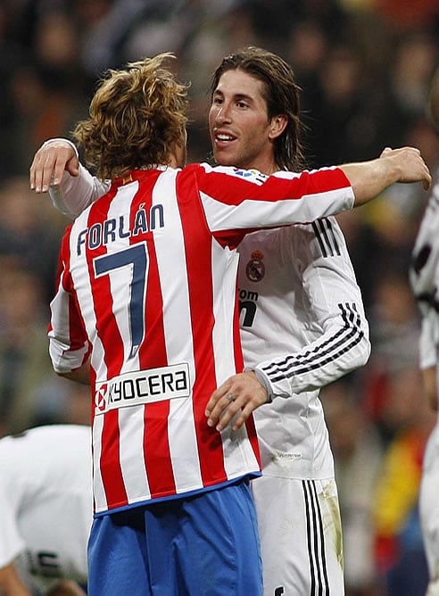 Forlán y Sergio Ramos se saludan en un derbi anterior