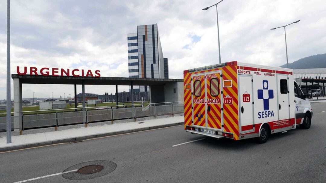 Ambulancia a la entrada del HUCA.