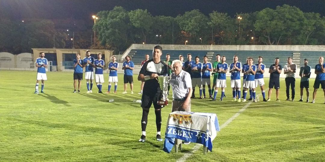 Rafa Verdú entrega el Trofeo al guardameta Miguel