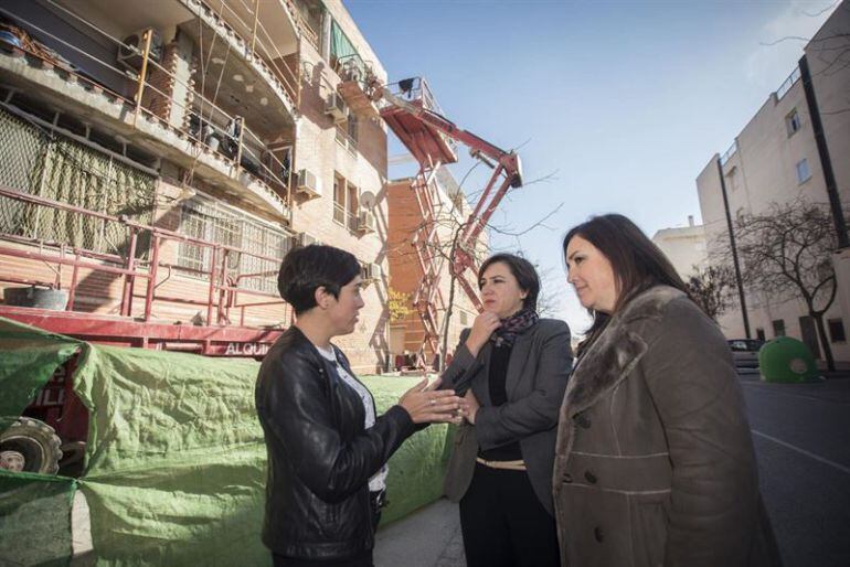 La Delegada del Gobierno, Sandra García, visita junto a la delegada de Fomento y Vivienda, Mariela Fernández, la zona de viviendas rehabilitadas