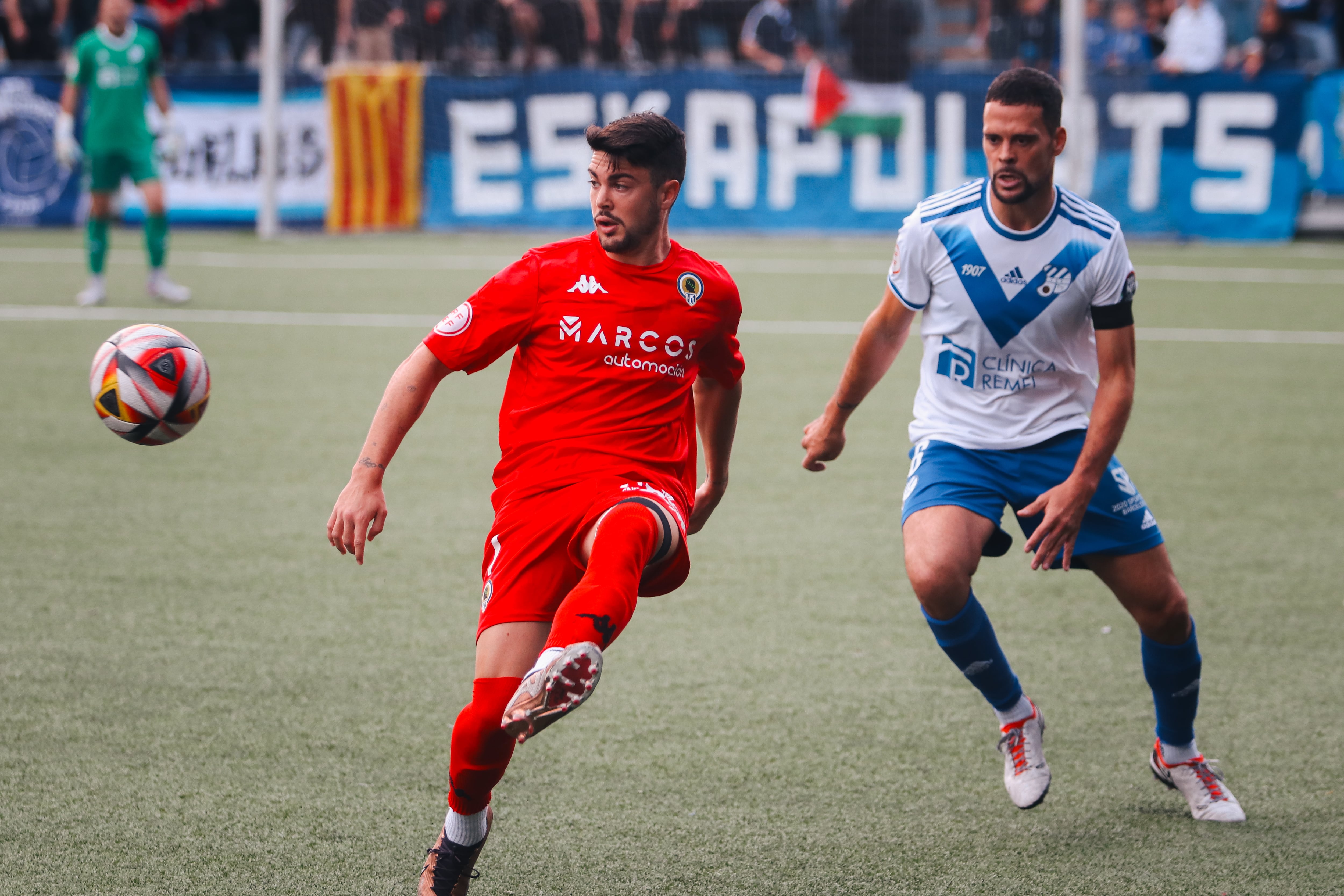 Alvarito, jugador del Hércules, frente al CE Europa