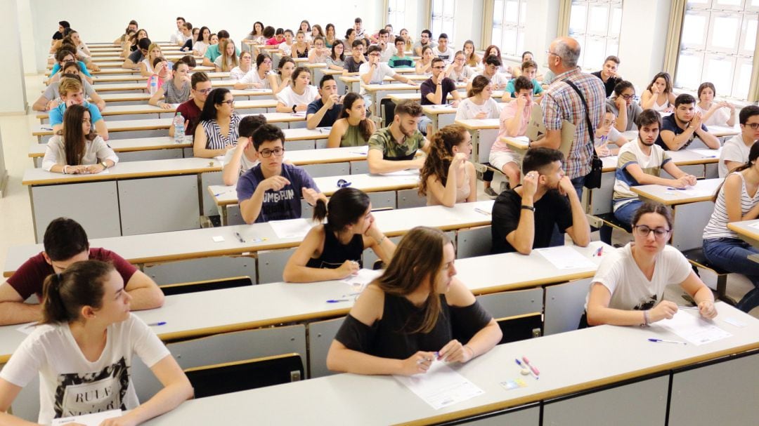 Alumnos se enfrentan a las pruebas de acceso a la universidad