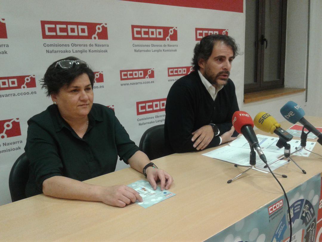 La secretaria general de la federación navarra, Pili Piñeiro y el secretario general confederal de la federación de Construcción y Servicios de CCOO, Vicente Sánchez, en la rueda de prensa sobre la contratación de las Administraciones Públicas. 