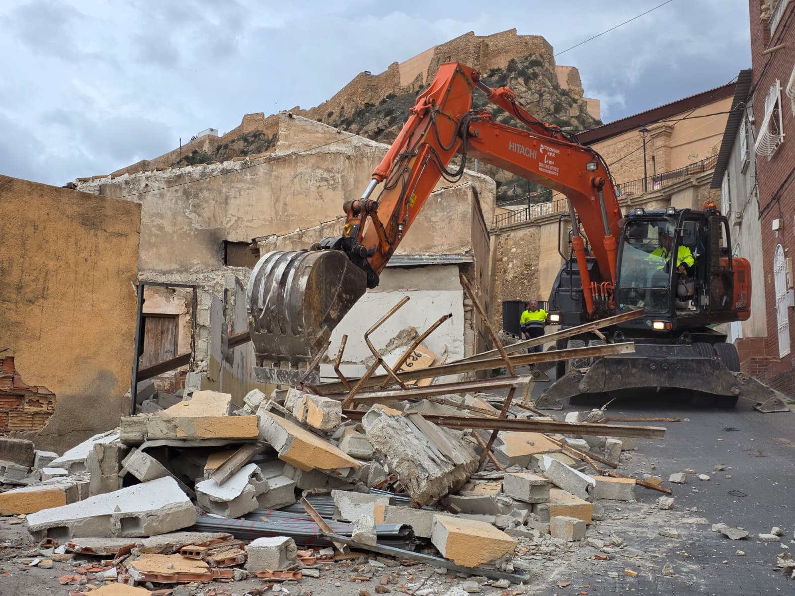 Derribo de una vivienda en Lorca