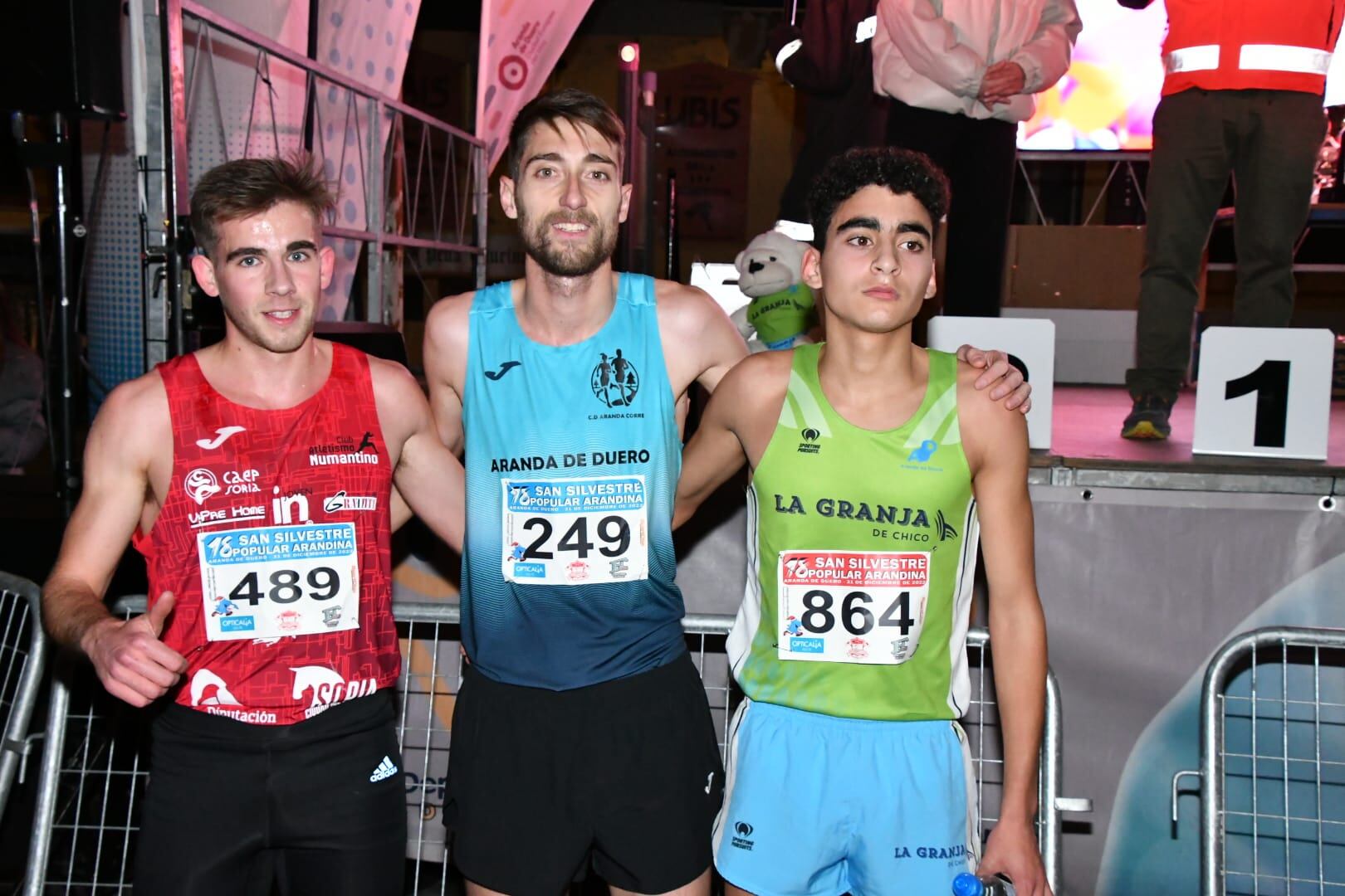 Mario Sainz (centro) ganador, junto a Andoni Arranz (i) y Soufiane Tribak. / Alberto Calvo